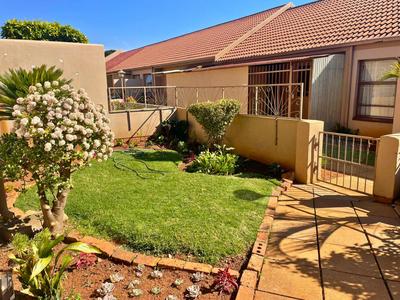Townhouse For Sale in Birchleigh North, Kempton Park